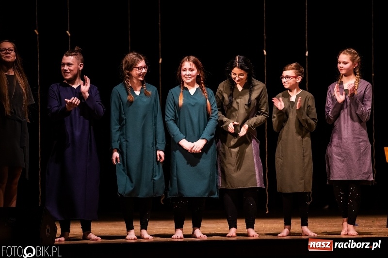Zdjęcie w galerii na portalu naszraciborz.pl: Spektakl w wykonaniu grupy teatralnej Melpomena w RCK wiadomości z regionu