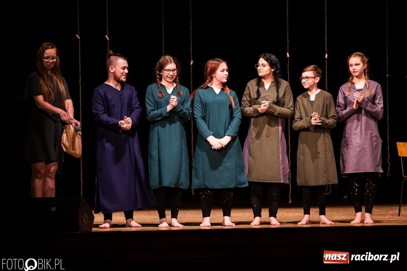 Zdjęcie w galerii na portalu naszraciborz.pl: Spektakl w wykonaniu grupy teatralnej Melpomena w RCK wiadomości z regionu