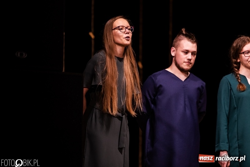 Zdjęcie w galerii na portalu naszraciborz.pl: Spektakl w wykonaniu grupy teatralnej Melpomena w RCK wiadomości z regionu