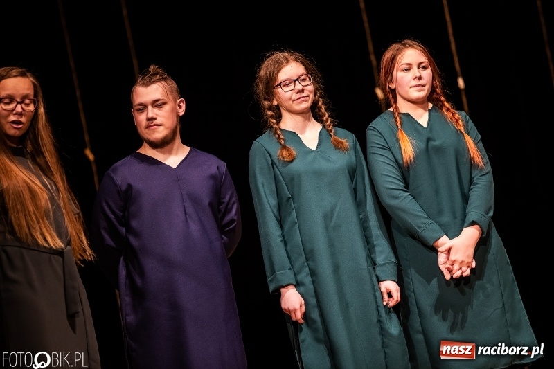 Zdjęcie w galerii na portalu naszraciborz.pl: Spektakl w wykonaniu grupy teatralnej Melpomena w RCK wiadomości z regionu