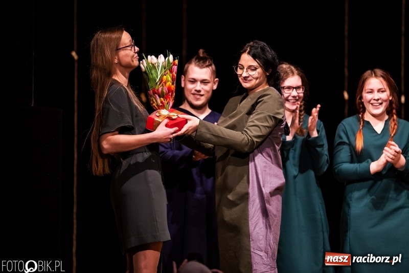 Zdjęcie w galerii na portalu naszraciborz.pl: Spektakl w wykonaniu grupy teatralnej Melpomena w RCK wiadomości z regionu