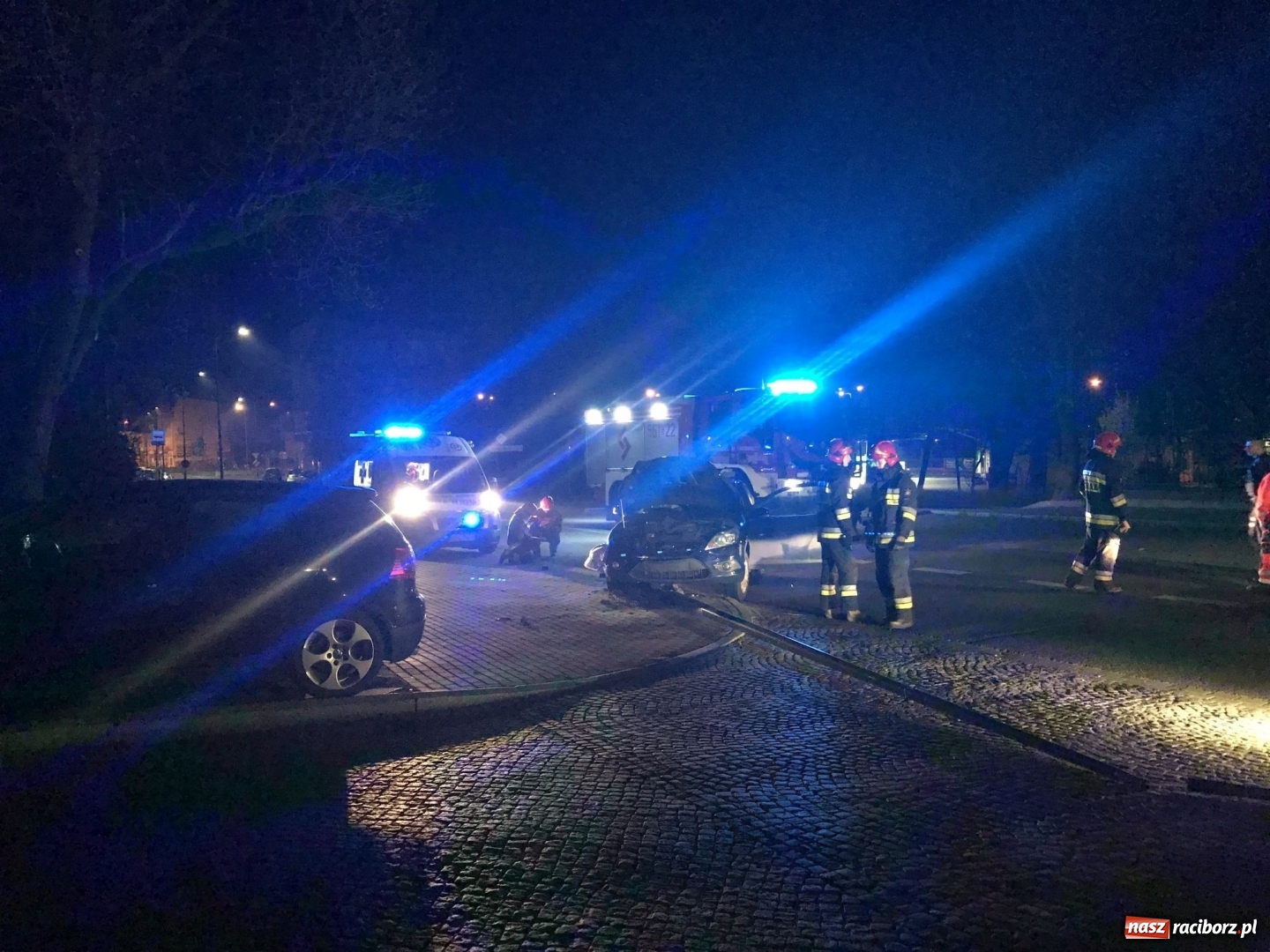 Zdjęcie w galerii na portalu naszraciborz.pl: Nocne zdarzenie drogowe na Londzina w Raciborzu [FOTO]  wiadomości z regionu