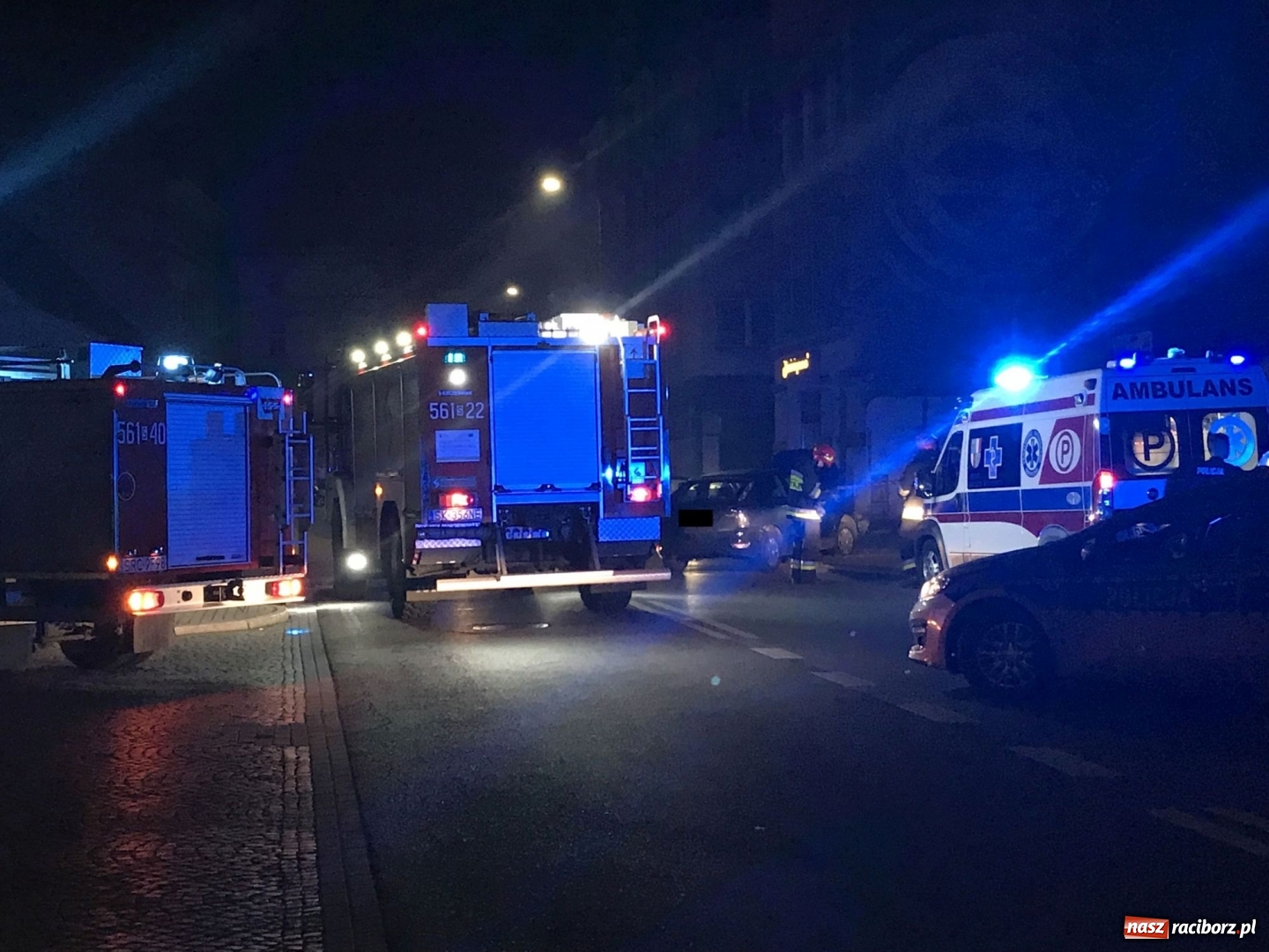 Zdjęcie w galerii na portalu naszraciborz.pl: Nocne zdarzenie drogowe na Londzina w Raciborzu [FOTO]  wiadomości z regionu