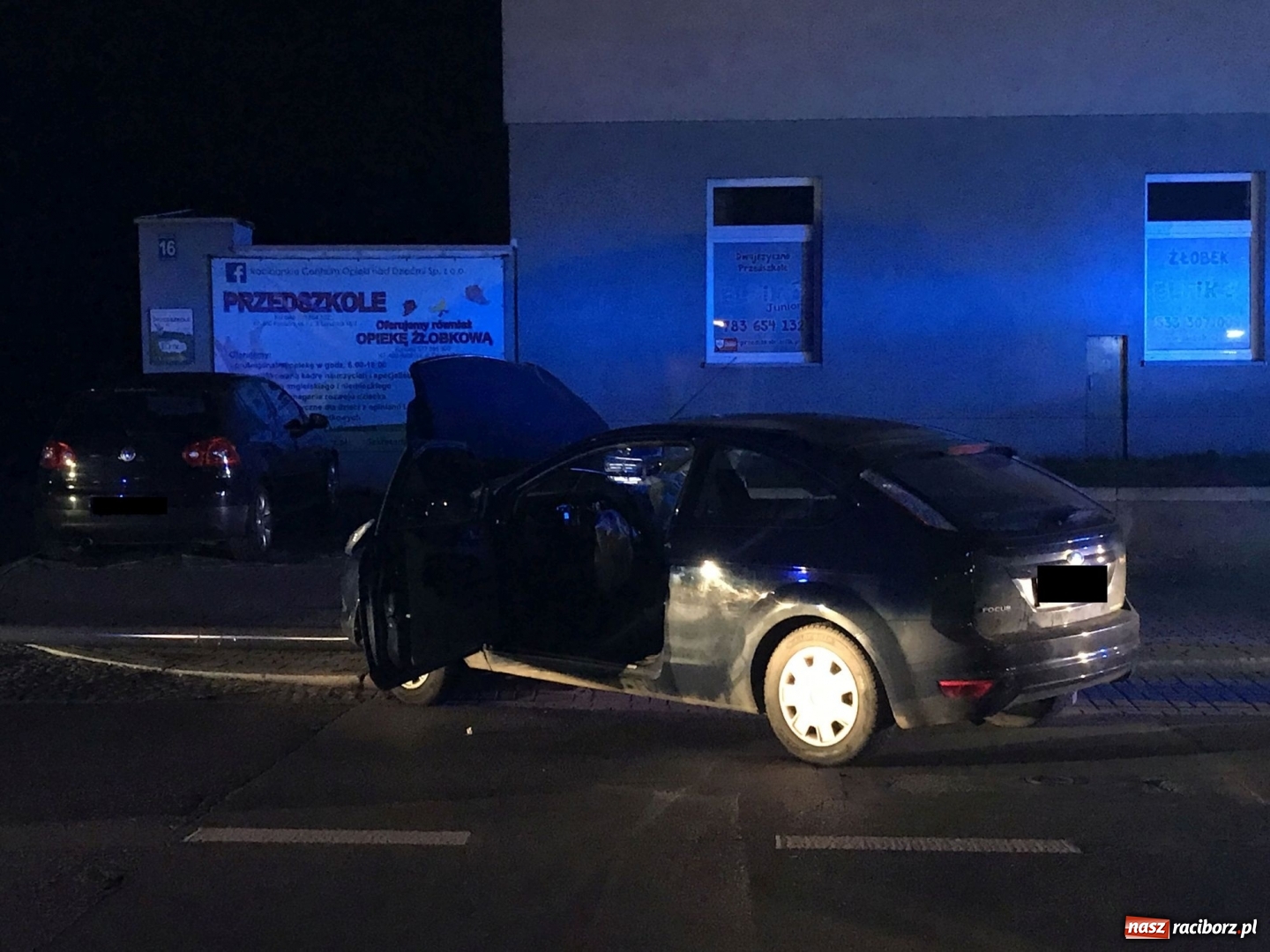 Zdjęcie w galerii na portalu naszraciborz.pl: Nocne zdarzenie drogowe na Londzina w Raciborzu [FOTO]  wiadomości z regionu