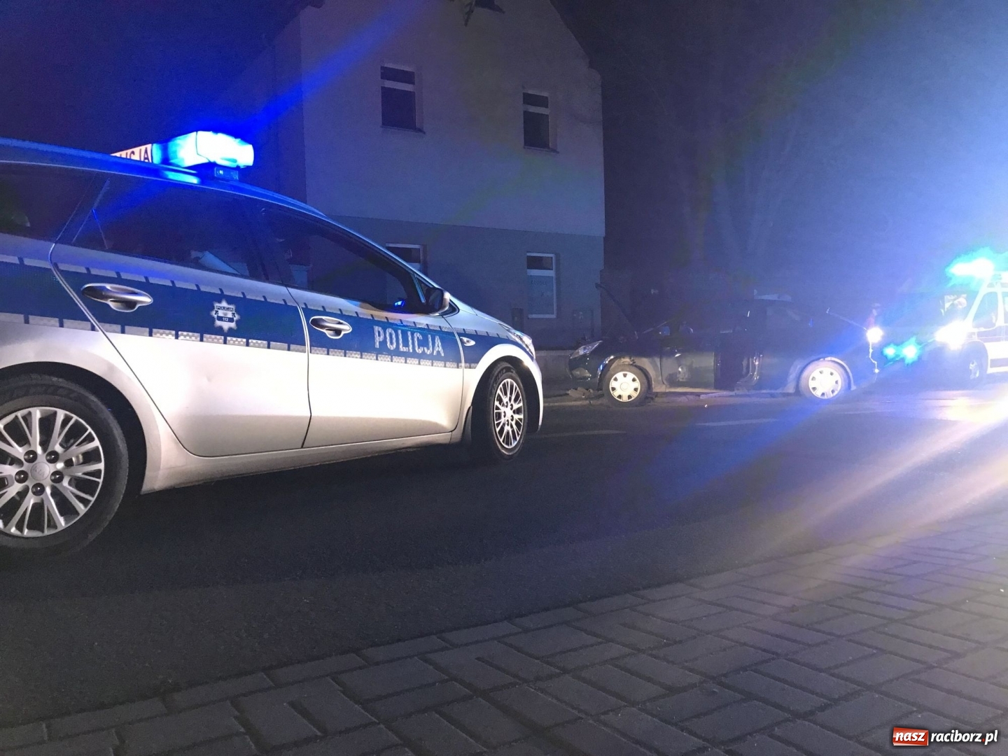 Zdjęcie w galerii na portalu naszraciborz.pl: Nocne zdarzenie drogowe na Londzina w Raciborzu [FOTO]  wiadomości z regionu