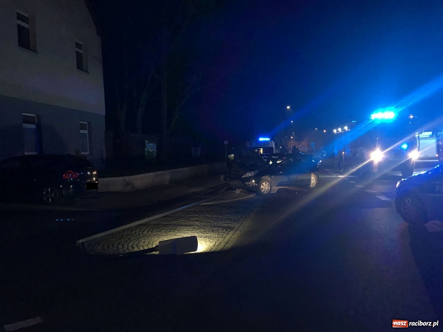 Zdjęcie w galerii na portalu naszraciborz.pl: Nocne zdarzenie drogowe na Londzina w Raciborzu [FOTO]  wiadomości z regionu