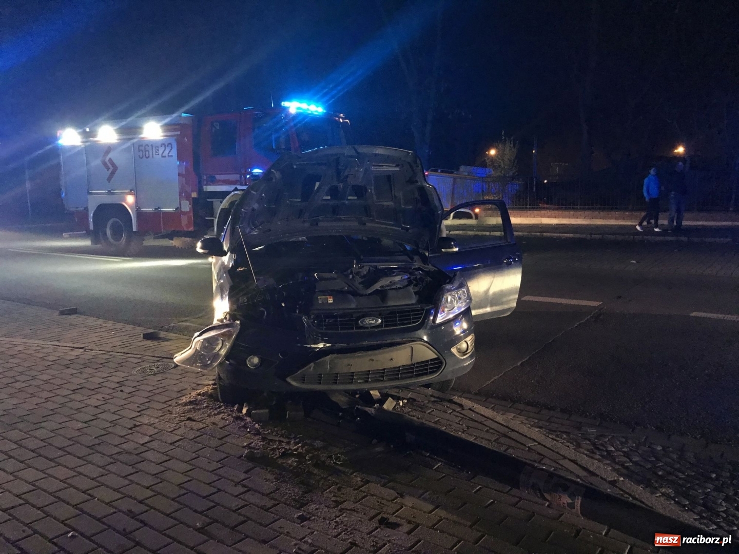 Zdjęcie w galerii na portalu naszraciborz.pl: Nocne zdarzenie drogowe na Londzina w Raciborzu [FOTO]  wiadomości z regionu