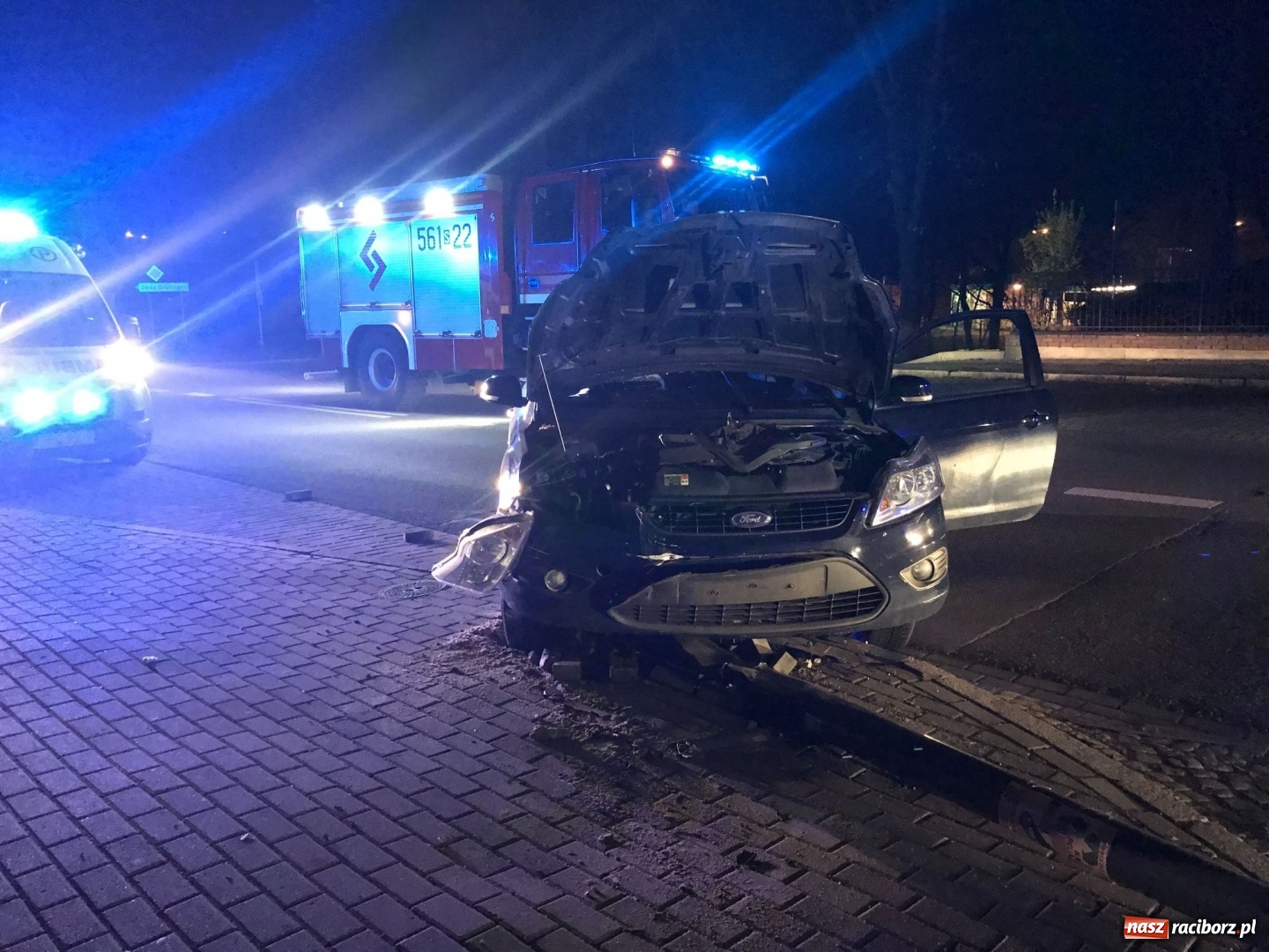 Zdjęcie w galerii na portalu naszraciborz.pl: Nocne zdarzenie drogowe na Londzina w Raciborzu [FOTO]  wiadomości z regionu