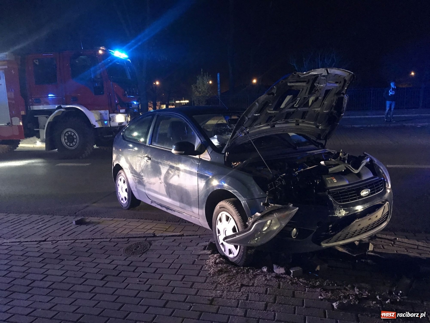 Zdjęcie w galerii na portalu naszraciborz.pl: Nocne zdarzenie drogowe na Londzina w Raciborzu [FOTO]  wiadomości z regionu