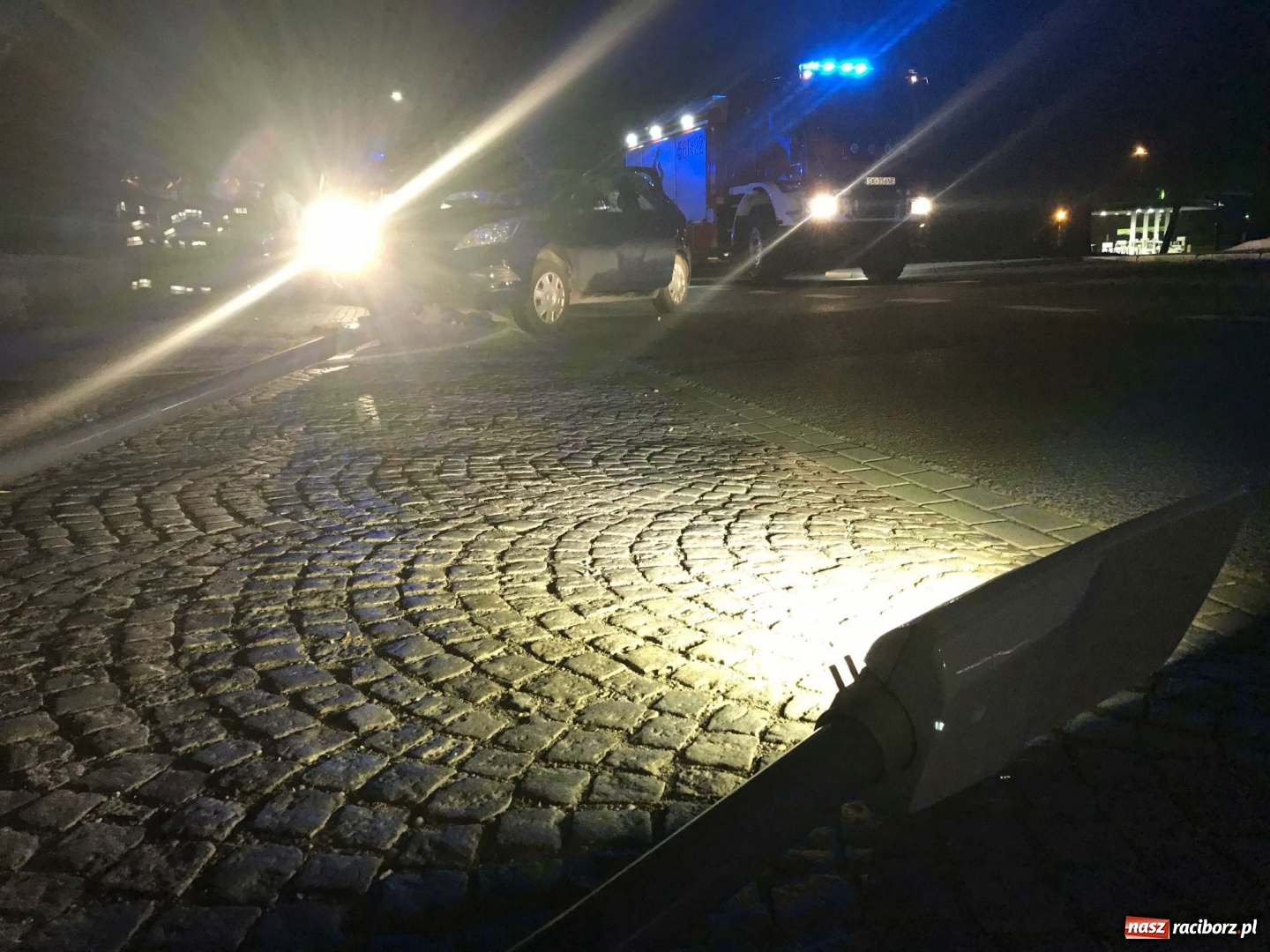 Zdjęcie w galerii na portalu naszraciborz.pl: Nocne zdarzenie drogowe na Londzina w Raciborzu [FOTO]  wiadomości z regionu