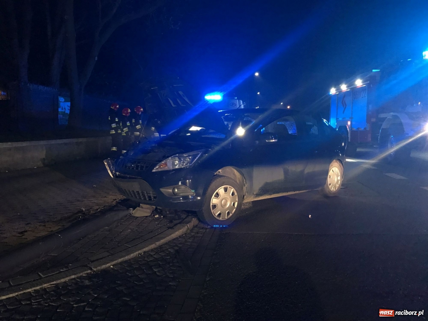 Zdjęcie w galerii na portalu naszraciborz.pl: Nocne zdarzenie drogowe na Londzina w Raciborzu [FOTO]  wiadomości z regionu