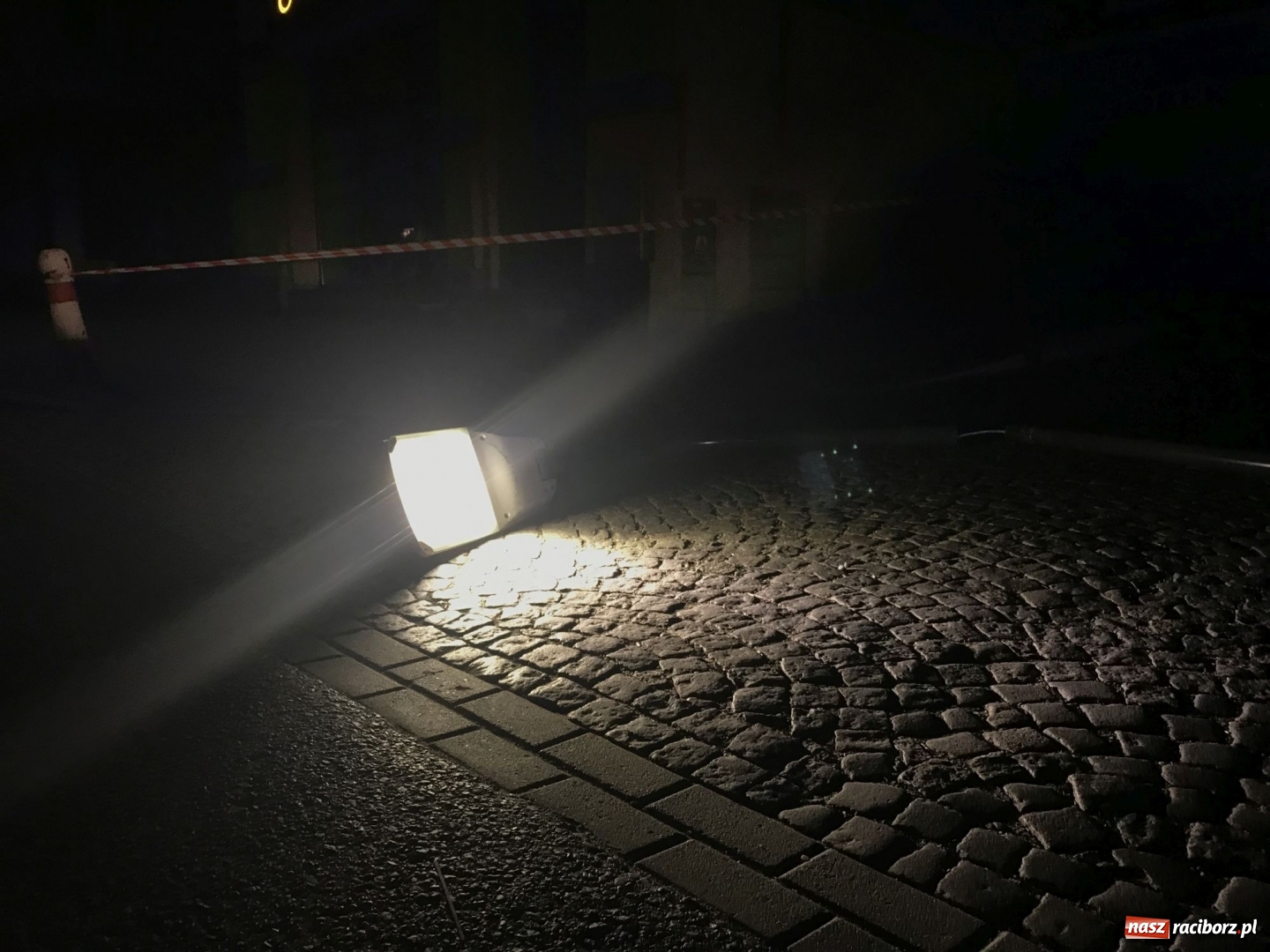 Zdjęcie w galerii na portalu naszraciborz.pl: Nocne zdarzenie drogowe na Londzina w Raciborzu [FOTO]  wiadomości z regionu