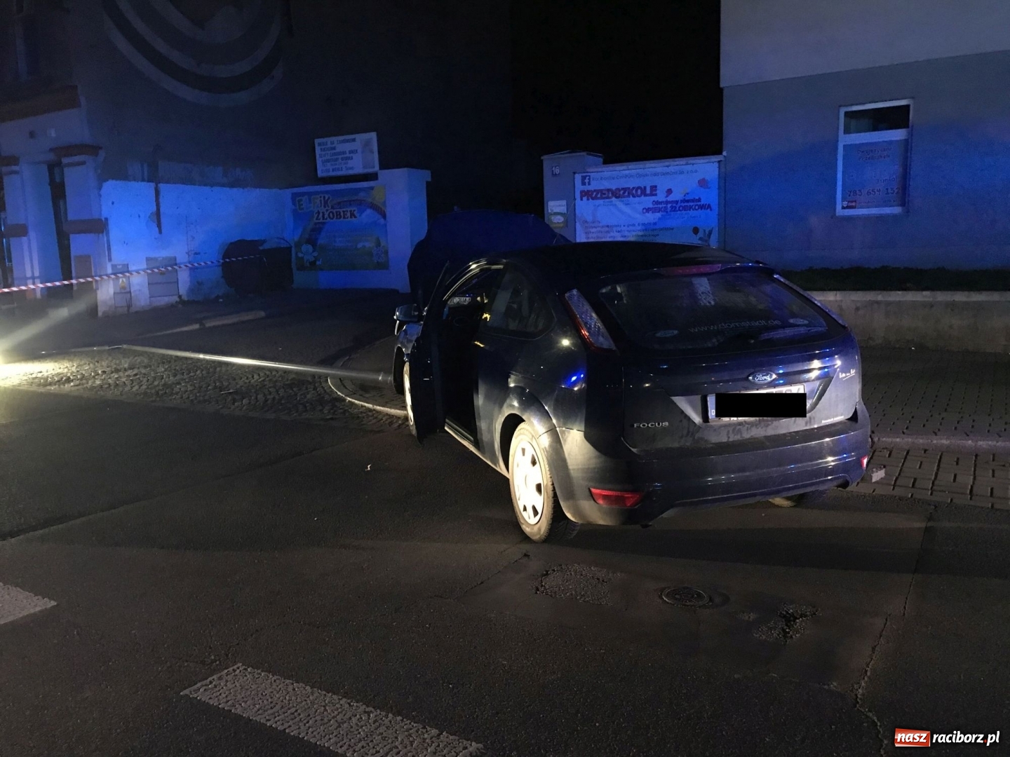 Zdjęcie w galerii na portalu naszraciborz.pl: Nocne zdarzenie drogowe na Londzina w Raciborzu [FOTO]  wiadomości z regionu