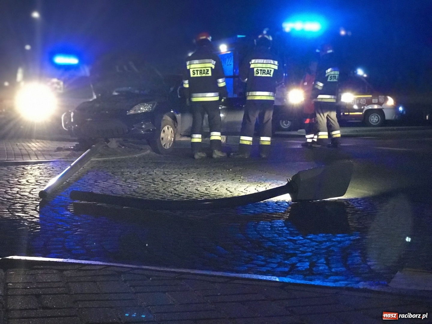 Zdjęcie w galerii na portalu naszraciborz.pl: Nocne zdarzenie drogowe na Londzina w Raciborzu [FOTO]  wiadomości z regionu