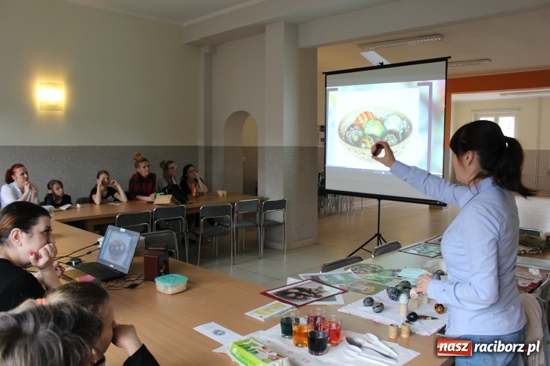 Zdjęcie w galerii na portalu naszraciborz.pl: Warsztaty kroszonkarskie w Gminnym Centrum Kultury w Nędzy wiadomości z regionu