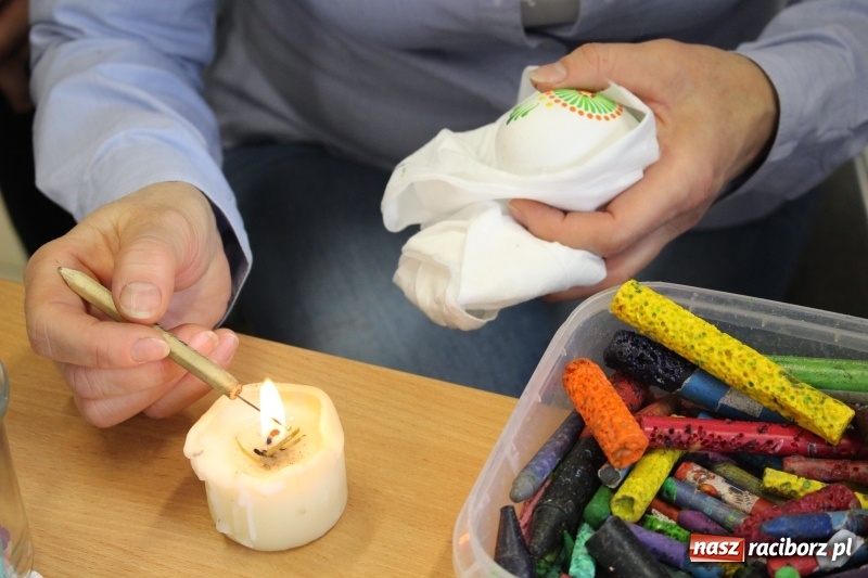 Zdjęcie w galerii na portalu naszraciborz.pl: Warsztaty kroszonkarskie w Gminnym Centrum Kultury w Nędzy wiadomości z regionu