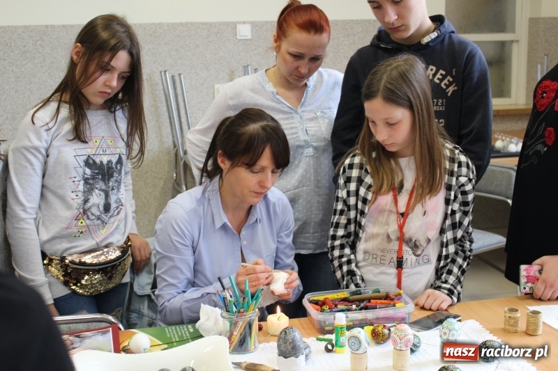 Zdjęcie w galerii na portalu naszraciborz.pl: Warsztaty kroszonkarskie w Gminnym Centrum Kultury w Nędzy wiadomości z regionu