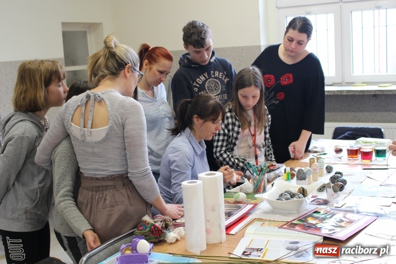 Zdjęcie w galerii na portalu naszraciborz.pl: Warsztaty kroszonkarskie w Gminnym Centrum Kultury w Nędzy wiadomości z regionu