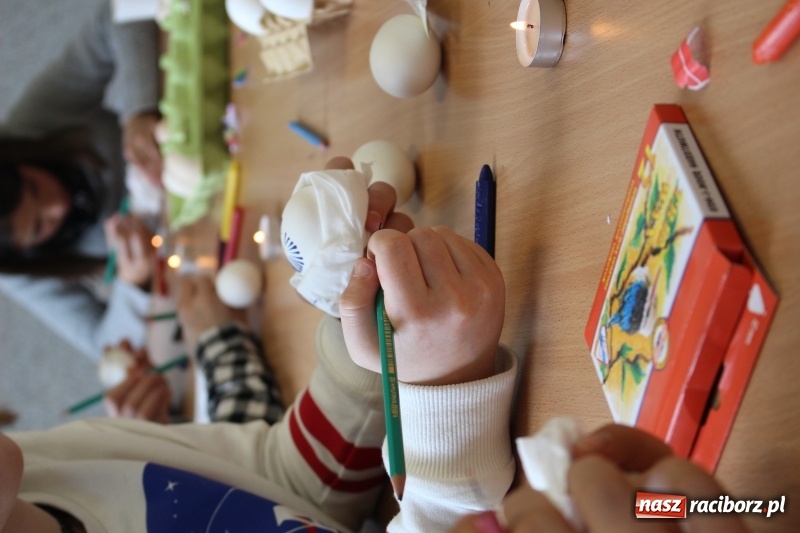 Zdjęcie w galerii na portalu naszraciborz.pl: Warsztaty kroszonkarskie w Gminnym Centrum Kultury w Nędzy wiadomości z regionu