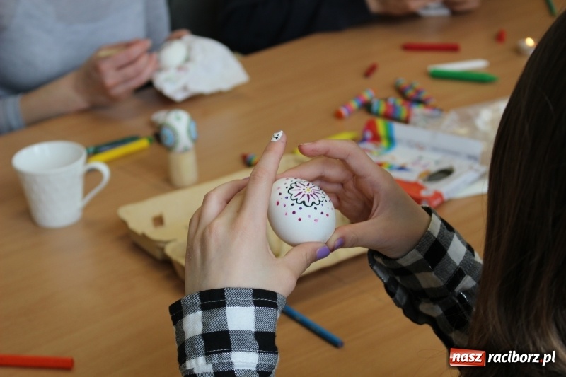 Zdjęcie w galerii na portalu naszraciborz.pl: Warsztaty kroszonkarskie w Gminnym Centrum Kultury w Nędzy wiadomości z regionu