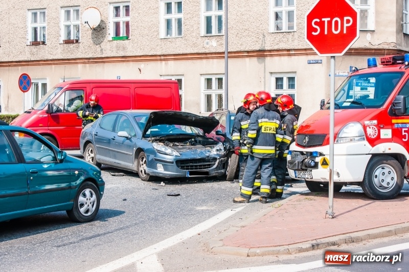 Zdjęcie w galerii na portalu naszraciborz.pl: Kolejne zdarzenie drogowe na skrzyżowaniu Głubczycka-Cegielniana-Starowiejska wiadomości z regionu