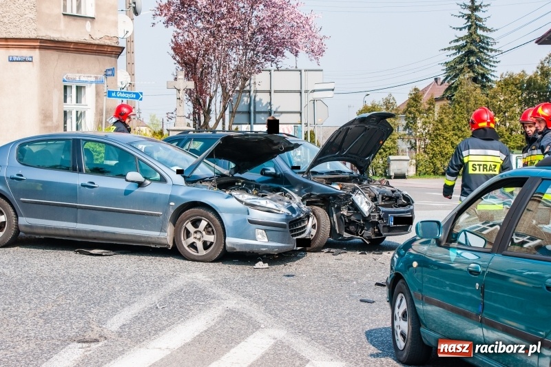 Zdjęcie w galerii na portalu naszraciborz.pl: Kolejne zdarzenie drogowe na skrzyżowaniu Głubczycka-Cegielniana-Starowiejska wiadomości z regionu