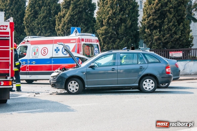 Zdjęcie w galerii na portalu naszraciborz.pl: Kolejne zdarzenie drogowe na skrzyżowaniu Głubczycka-Cegielniana-Starowiejska wiadomości z regionu