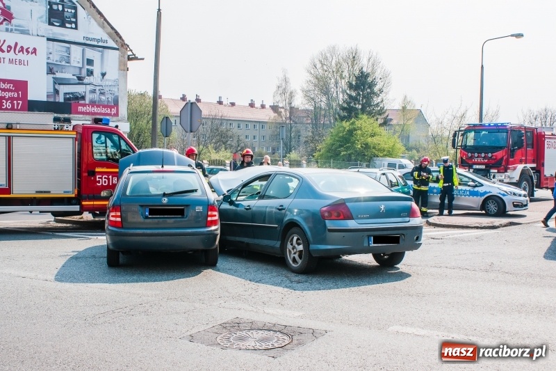 Zdjęcie w galerii na portalu naszraciborz.pl: Kolejne zdarzenie drogowe na skrzyżowaniu Głubczycka-Cegielniana-Starowiejska wiadomości z regionu