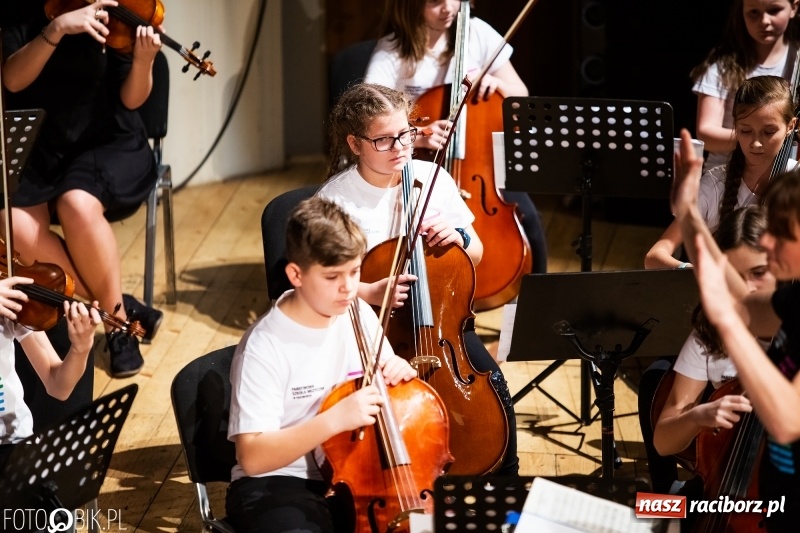 Zdjęcie w galerii na portalu naszraciborz.pl: Koncert uczniów PSM i Grupy MoCarta w RCK wiadomości z regionu