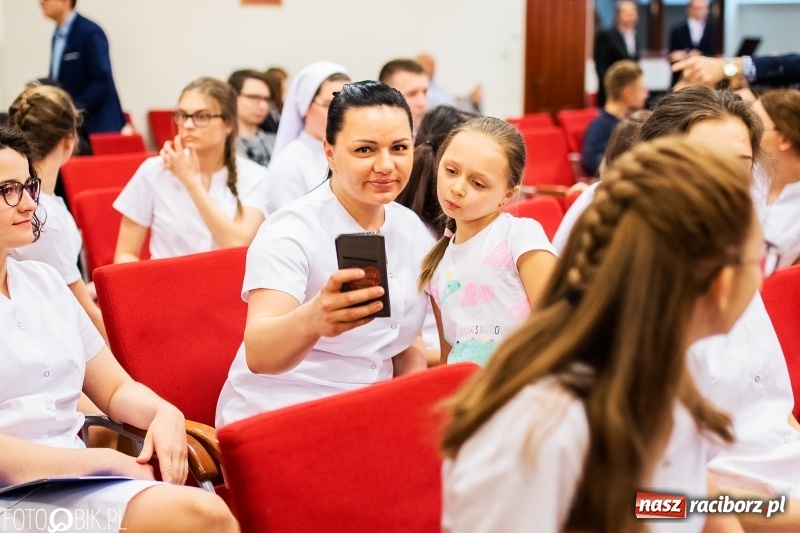 Zdjęcie w galerii na portalu naszraciborz.pl: Czepkowanie na raciborskim zamku. Drugie w historii PWSZ [FOTO i WIDEO] wiadomości z regionu