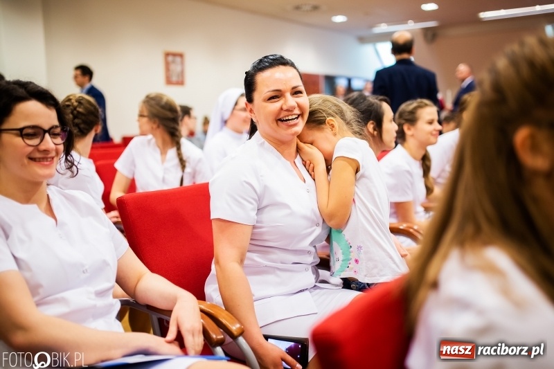 Zdjęcie w galerii na portalu naszraciborz.pl: Czepkowanie na raciborskim zamku. Drugie w historii PWSZ [FOTO i WIDEO] wiadomości z regionu