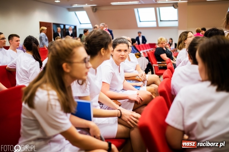 Zdjęcie w galerii na portalu naszraciborz.pl: Czepkowanie na raciborskim zamku. Drugie w historii PWSZ [FOTO i WIDEO] wiadomości z regionu
