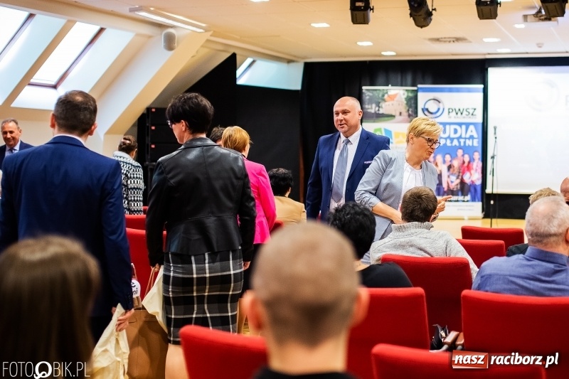 Zdjęcie w galerii na portalu naszraciborz.pl: Czepkowanie na raciborskim zamku. Drugie w historii PWSZ [FOTO i WIDEO] wiadomości z regionu