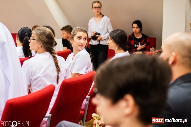 Zdjęcie w galerii na portalu naszraciborz.pl: Czepkowanie na raciborskim zamku. Drugie w historii PWSZ [FOTO i WIDEO] wiadomości z regionu