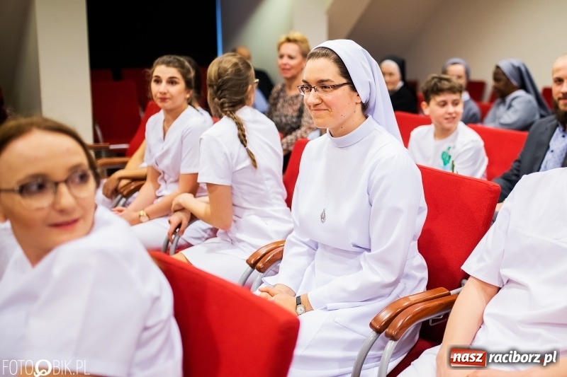 Zdjęcie w galerii na portalu naszraciborz.pl: Czepkowanie na raciborskim zamku. Drugie w historii PWSZ [FOTO i WIDEO] wiadomości z regionu
