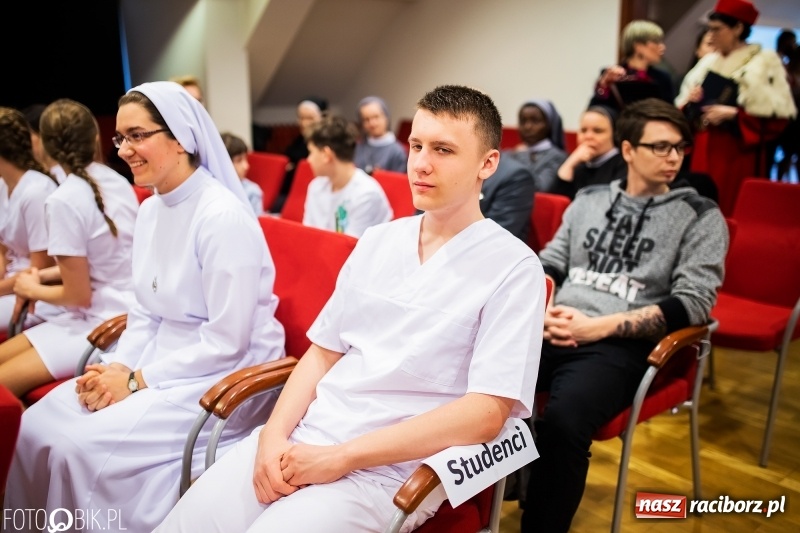 Zdjęcie w galerii na portalu naszraciborz.pl: Czepkowanie na raciborskim zamku. Drugie w historii PWSZ [FOTO i WIDEO] wiadomości z regionu