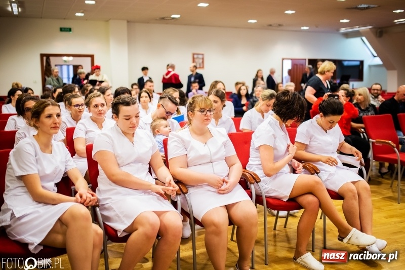 Zdjęcie w galerii na portalu naszraciborz.pl: Czepkowanie na raciborskim zamku. Drugie w historii PWSZ [FOTO i WIDEO] wiadomości z regionu