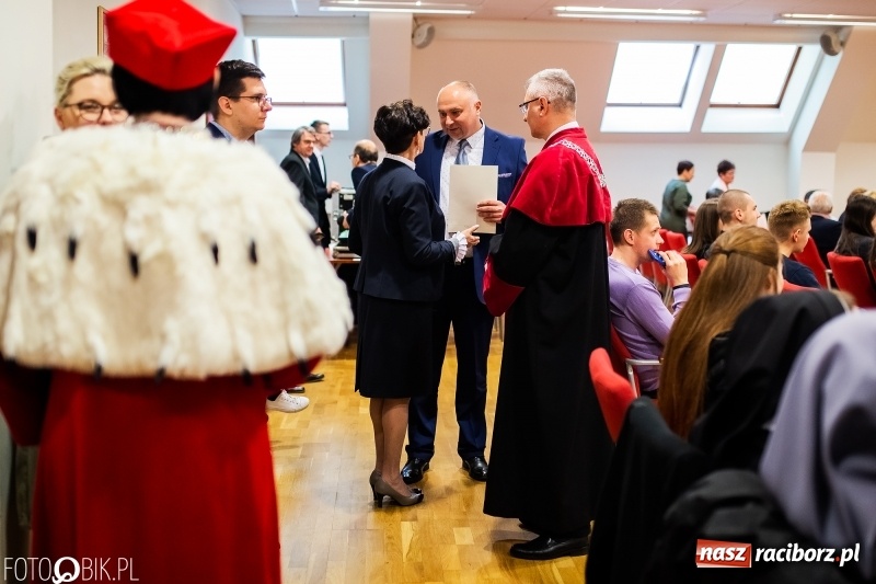 Zdjęcie w galerii na portalu naszraciborz.pl: Czepkowanie na raciborskim zamku. Drugie w historii PWSZ [FOTO i WIDEO] wiadomości z regionu