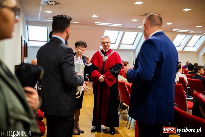 Zdjęcie w galerii na portalu naszraciborz.pl: Czepkowanie na raciborskim zamku. Drugie w historii PWSZ [FOTO i WIDEO] wiadomości z regionu