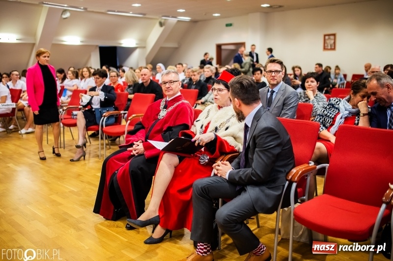 Zdjęcie w galerii na portalu naszraciborz.pl: Czepkowanie na raciborskim zamku. Drugie w historii PWSZ [FOTO i WIDEO] wiadomości z regionu