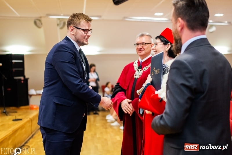 Zdjęcie w galerii na portalu naszraciborz.pl: Czepkowanie na raciborskim zamku. Drugie w historii PWSZ [FOTO i WIDEO] wiadomości z regionu
