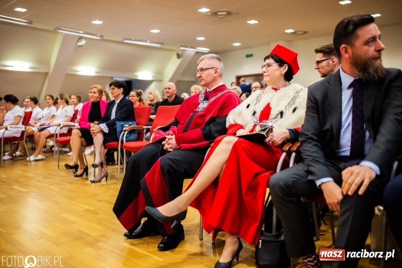 Zdjęcie w galerii na portalu naszraciborz.pl: Czepkowanie na raciborskim zamku. Drugie w historii PWSZ [FOTO i WIDEO] wiadomości z regionu