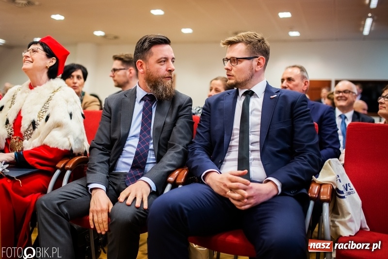 Zdjęcie w galerii na portalu naszraciborz.pl: Czepkowanie na raciborskim zamku. Drugie w historii PWSZ [FOTO i WIDEO] wiadomości z regionu