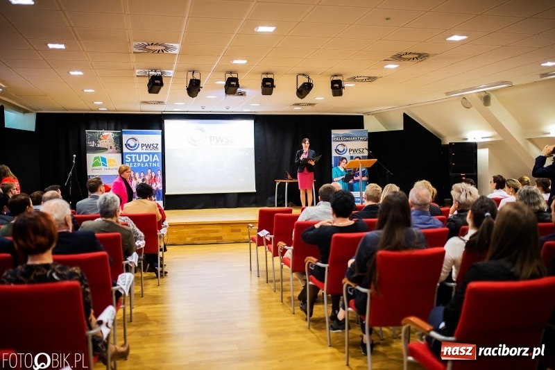 Zdjęcie w galerii na portalu naszraciborz.pl: Czepkowanie na raciborskim zamku. Drugie w historii PWSZ [FOTO i WIDEO] wiadomości z regionu