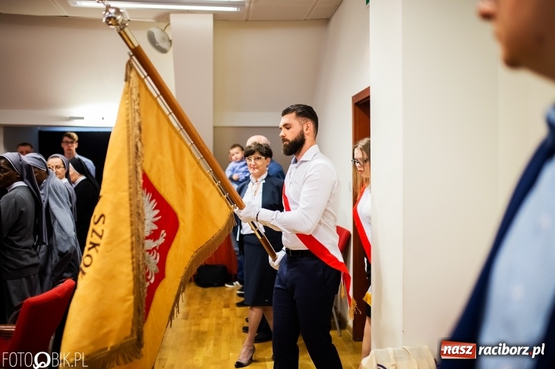 Zdjęcie w galerii na portalu naszraciborz.pl: Czepkowanie na raciborskim zamku. Drugie w historii PWSZ [FOTO i WIDEO] wiadomości z regionu