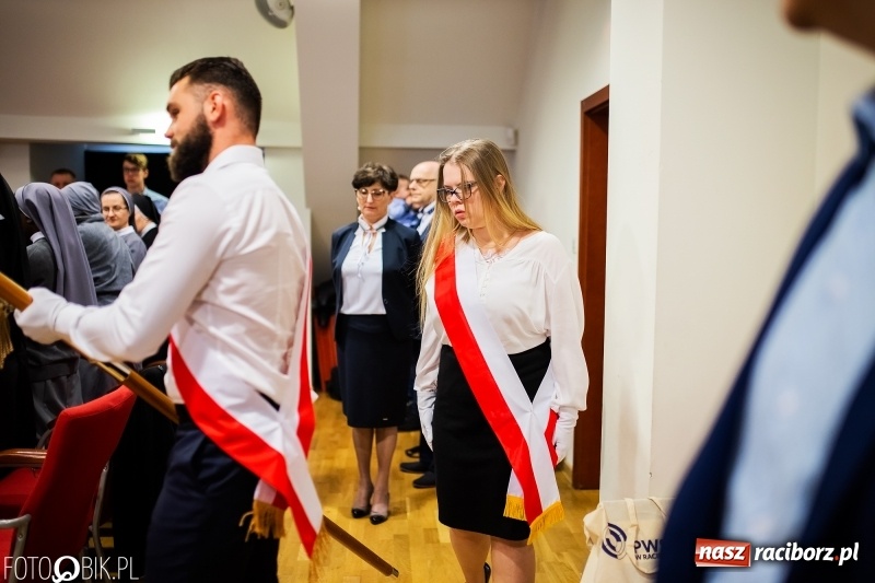 Zdjęcie w galerii na portalu naszraciborz.pl: Czepkowanie na raciborskim zamku. Drugie w historii PWSZ [FOTO i WIDEO] wiadomości z regionu