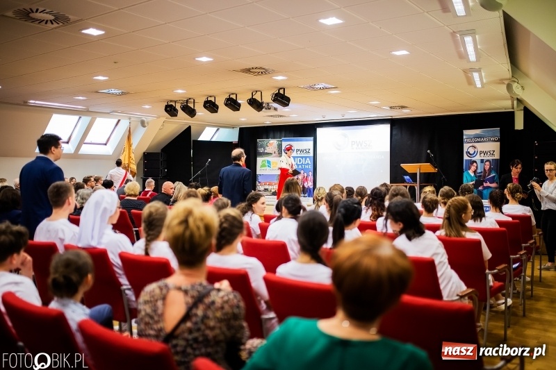 Zdjęcie w galerii na portalu naszraciborz.pl: Czepkowanie na raciborskim zamku. Drugie w historii PWSZ [FOTO i WIDEO] wiadomości z regionu