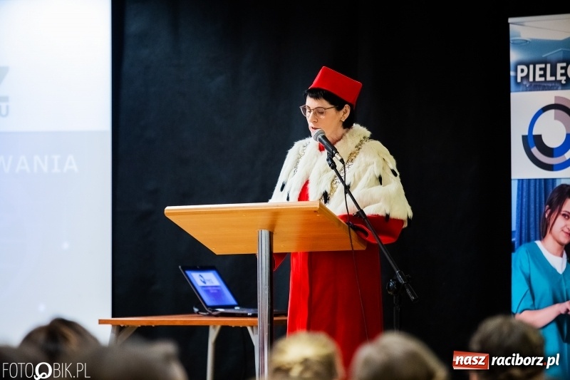 Zdjęcie w galerii na portalu naszraciborz.pl: Czepkowanie na raciborskim zamku. Drugie w historii PWSZ [FOTO i WIDEO] wiadomości z regionu