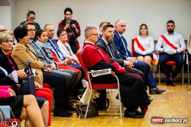 Zdjęcie w galerii na portalu naszraciborz.pl: Czepkowanie na raciborskim zamku. Drugie w historii PWSZ [FOTO i WIDEO] wiadomości z regionu