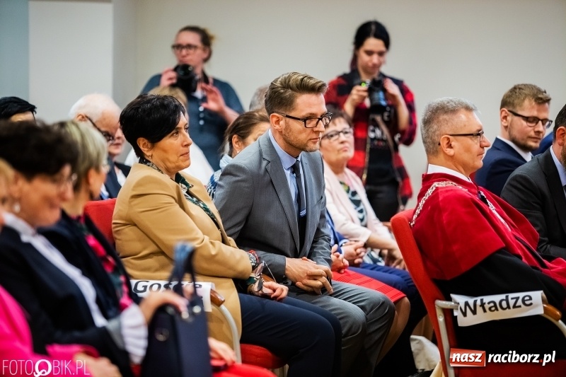 Zdjęcie w galerii na portalu naszraciborz.pl: Czepkowanie na raciborskim zamku. Drugie w historii PWSZ [FOTO i WIDEO] wiadomości z regionu